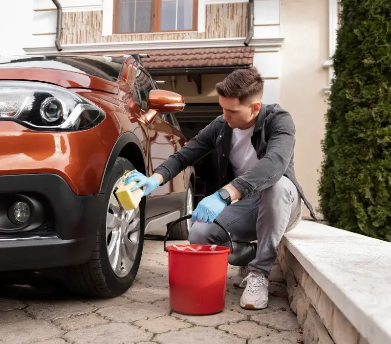 Lavage auto à domicile Lachamp-Ribennes : professionnel intervenant sur un véhicule
